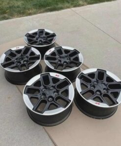 2018 23 set of five factory oem 17 inch wheels for a jeep wrangler jl.